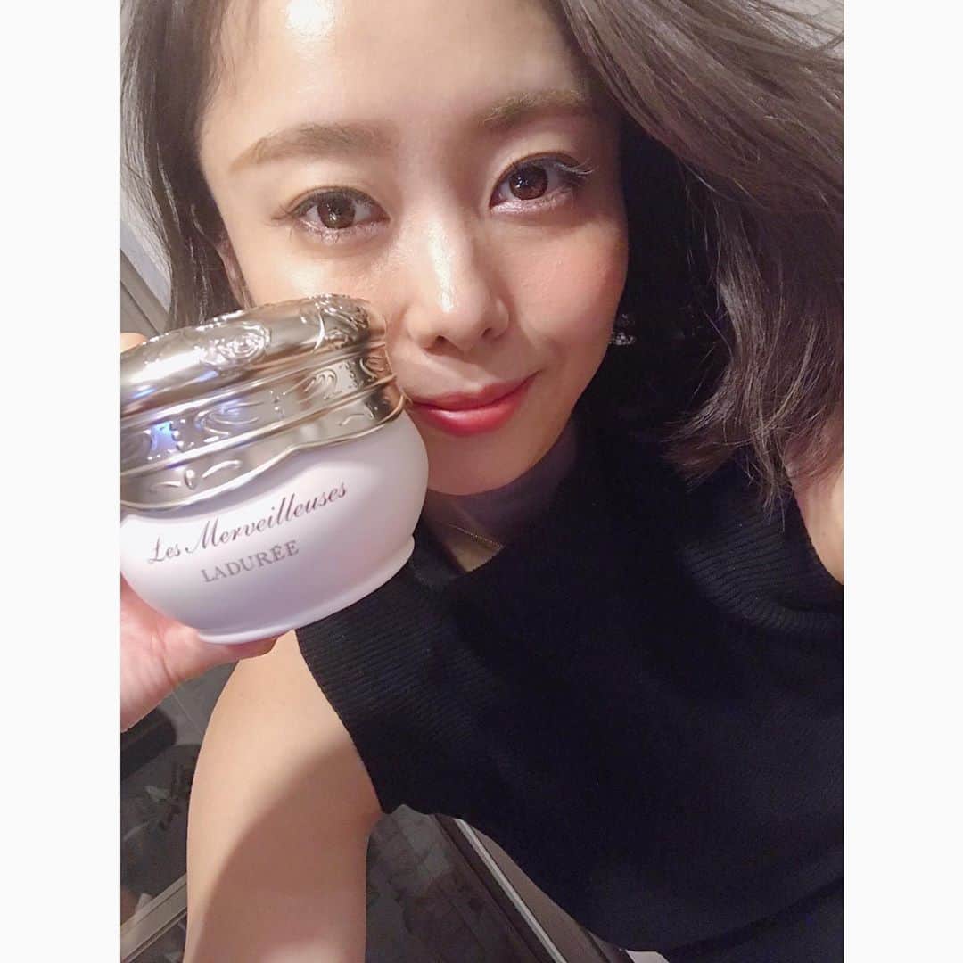のインスタグラム：「・ "LADUREE"から9/6に発売された フェイスパウダーの"ローズラデュレ"と 化粧水の"ローズエッセンスウォーター"🌹 その名の通り、ローズの香りが最高に良い匂いです😍 幻の白いバラ"ホワイトチャーミング"のエキスが入った名作だそう。本当に良い香り😍😍 ・ 1枚目の写真、なかなかドアップで申し訳ないですが、フェイスパウダーをつけて撮ってみました📸 使用感は、きめ細かくて艶感も出してくれてとっても良い感じでした。 化粧水はとろみのある感じでしっとりします♡ ・ パッケージも入っている箱もスーパー可愛いので女子力上がった気分😍 これは間違いなくプレゼントにも喜ばれそう❤️ _________________________ #LADUREE  #ラデュレ  #ラデュレコスメ #蒼白肌 #ホワイトチャーミング #レメルヴェイユーズラデュレ #スキンケア #化粧水」