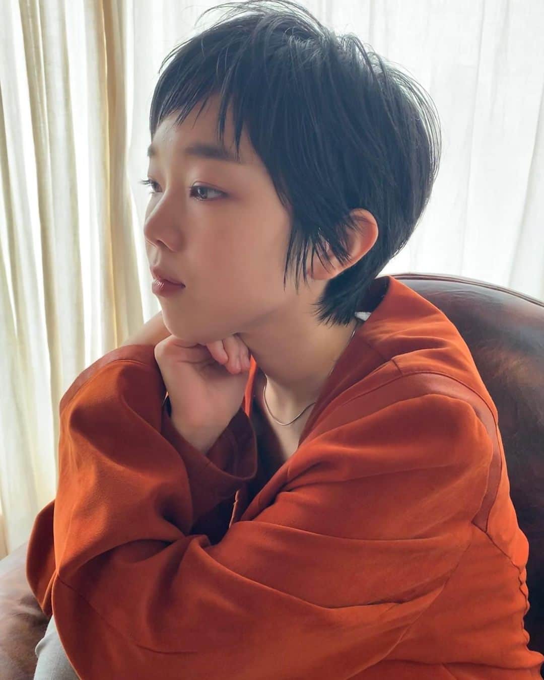 佐藤史果のインスタグラム：「🍊🧡 @mokage_daikanyama  @aiai1712 💄 #shooting #photosnap #artist #singer #撮影 #歌手 #jantiques  #nakameguro #daikanyama #mokage #ベリーショート #ミニマムショート #黒髪」