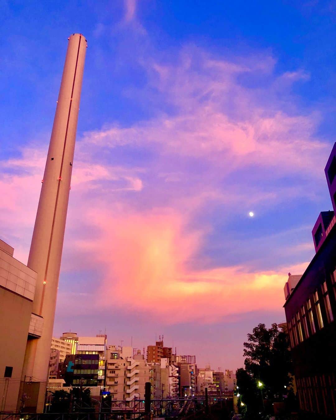 中川友里さんのインスタグラム写真 - (中川友里Instagram)「beautiful sunset after the big typhoon🧛‍♀️🧛‍♂️🧚‍♀️🧚‍♂️🌤 #blue #red #sunset #typhoon #moon」9月9日 21時14分 - darayunya