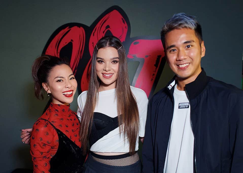 ソニアのインスタグラム：「HAYYHAYHAYY HAILEE! You’re a literal angel. Thank you for being such a blast to interview. Let’s work on that baby-llama-with-no-drama farm soon 🦙 . For the full interview and to understand why we want to rear some llamas 🤪, head to @987fm’s FB page! @haileesteinfeld #haileesteinfeld #987fm  PC: @nicolequek」