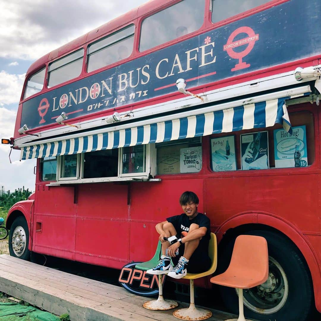 鬼塚翔太さんのインスタグラム写真 - (鬼塚翔太Instagram)「. .  プチ旅行✈️ Photo by @kame0913 . . #糸島  #ロンドンバスカフェ  #nike  #sacai  #gotoku」9月9日 21時25分 - shota_onizuka