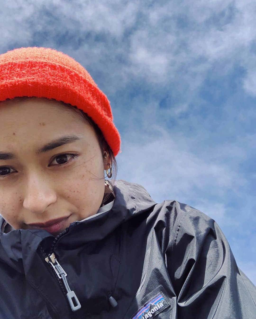 松本瞳のインスタグラム：「. 今年も山登ってきました🏔 📍谷川岳 . 山頂まで濃霧で景色なんにも見えなかったけど、降りるタイミングで晴れてキレイな山々見れました🥰 . #山頂のカップヌードル最高 #谷川岳」