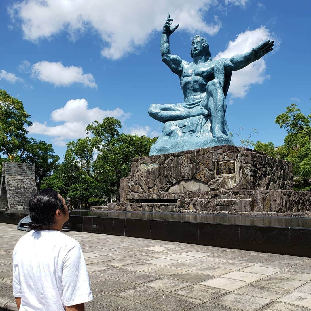 中岡創一さんのインスタグラム写真 - (中岡創一Instagram)「今日は  久々に我が家の谷田部と中岡で2人旅  長崎をめぐりました。  坂本龍馬氏のブーツ履いたり ボウリング日本発祥の地 平和を願ったり 坂本龍馬氏と2ショット頂いたり さっぱり汗を流したり  楽しむだけ楽しんで 飛行機は中岡を乗せて東京へ  #中岡は東京帰ってくな #中岡が長崎にいてもらっても困る #中岡の後にブーツ履く人の気持ち考えろ #ボウリング発祥あやしないか？ #平和を乱すやつが平和を語るな #汗を流して長崎の水質を汚すな #帰りの飛行機めっちゃ遅れたやろ #中岡はずっと空で待機しとけ #でも長崎いいよな #いいね #もらっとけ」9月9日 21時23分 - lottinakaoka