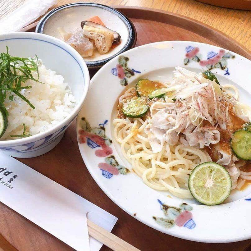 KitchHikeさんのインスタグラム写真 - (KitchHikeInstagram)「47都道府県の食と出会える、渋谷ヒカリエにある「d47食堂」から﻿ @yuichiro_n01 さんの投稿をご紹介します✨﻿ *﻿ ヒカリエ8階の47都道府県の食材が楽しめるお店！  徳島定食　半田手延めん定食　をたべました。 麺が美味しかったです✨ *﻿ @yuichiro_n01 さんのおいしそうな写真は﻿ #d47食堂 のみなさんも喜んでくれそうですね😊﻿ ﻿ 🍴グルメアプリのキッチハイク🍴﻿ キッチハイクは、食べるのが好き！な人たちでお店に集まり、ごはんを楽しむサービスです。﻿ プロフィールからダウンロードできます✨﻿ いまキッチハイクを使うと初回利用料500円が無料です！﻿ ﻿ キッチハイクでお店に行ったら、おいしそうな写真と感想を #キッチハイク をつけて投稿してくださいね。キッチハイク公式アカウント（@kitchhike）でリグラムさせていただくことがあります😋﻿ ﻿ #おいしい#グルメ#食べ歩き#東京グルメ#食べるの大好き#美味しいお店#美味しい時間#グルメ巡り#インスタグルメ#おいしいもの#絶品#絶品グルメ#外食日記#グルメ好きな人と繋がりたい#食べるの好きな人と繋がりたい#kitchhike#キッチハイク」9月9日 21時31分 - kitchhike