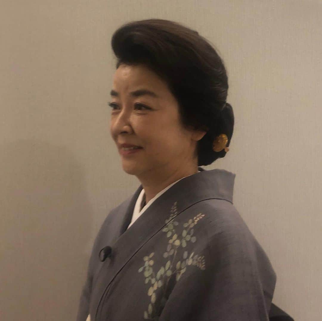 岸本加世子のインスタグラム：「恩人である樹木希林さん。間も無く一周忌です。特別番組 「おもしろうて、やがて不思議の樹木希林さん」 明日１０日  １９時から２時間S P#テレビ朝日 デビュー作からフジカラーも40数年お世話になりました。沢山の希林さんのエピソードが披露されます。」