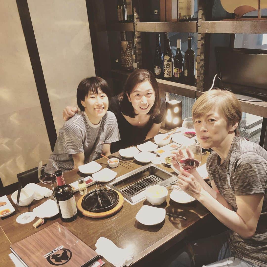 中田久美のインスタグラム：「ちょっと遅れたお誕生日会。  人生いろいろ。 でも、見ている所は一緒。 特別な景色をこのメンバーで見たい。  #荒木絵里香 #小幡真子 #肉好きだ」