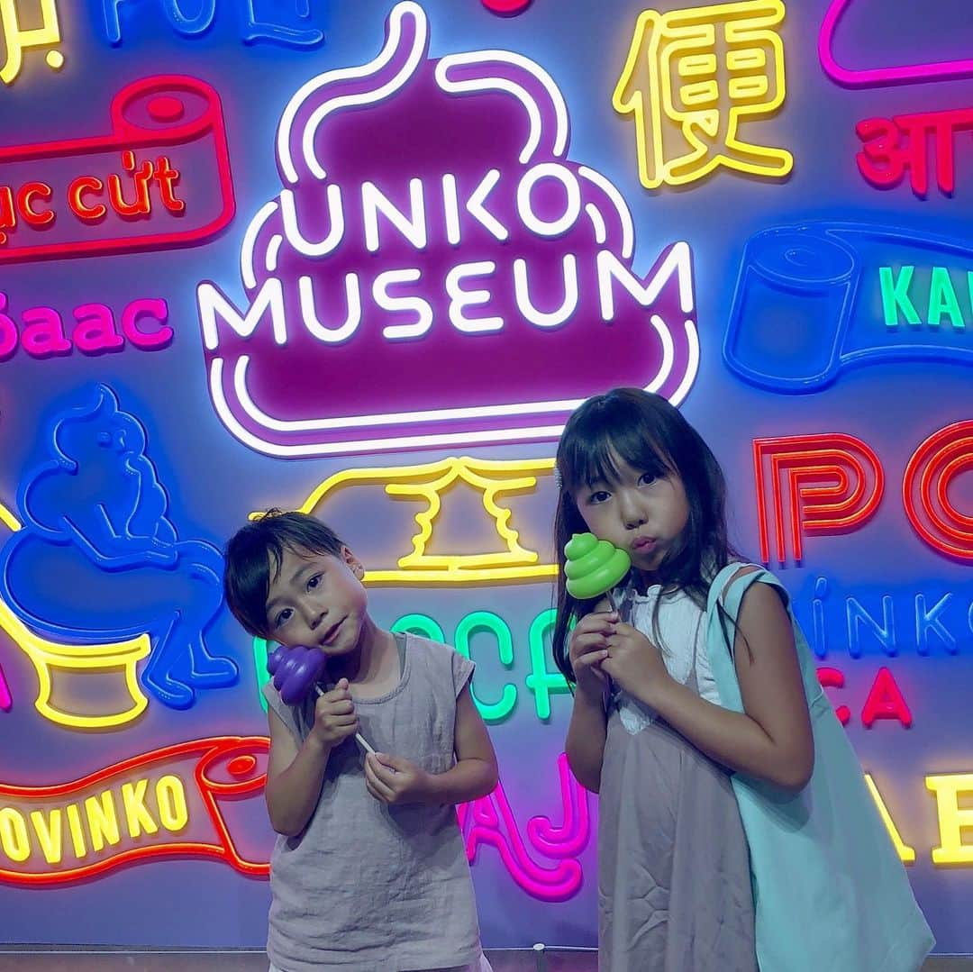 かなさんのインスタグラム写真 - (かなInstagram)「． 夏休みの思い出🌞 ． 🌈UNKO MUSEUM💩💘 ． テレビで見てそりゃ食いつく😂💕 大人向けの映えスポットかと思いきや my💩を生んだり、叫んだり ボールプールやゲームやお絵描きもできて子供たち大はしゃぎ🥺✨ ． あんな金の💩を生みたいから また行きたいと言ってました😂🙆🏻‍♀️✨ ． ． #夏休み#思い出#UNKO#UNKOMUSEUM#💩#映え」9月9日 21時32分 - kana_s0130