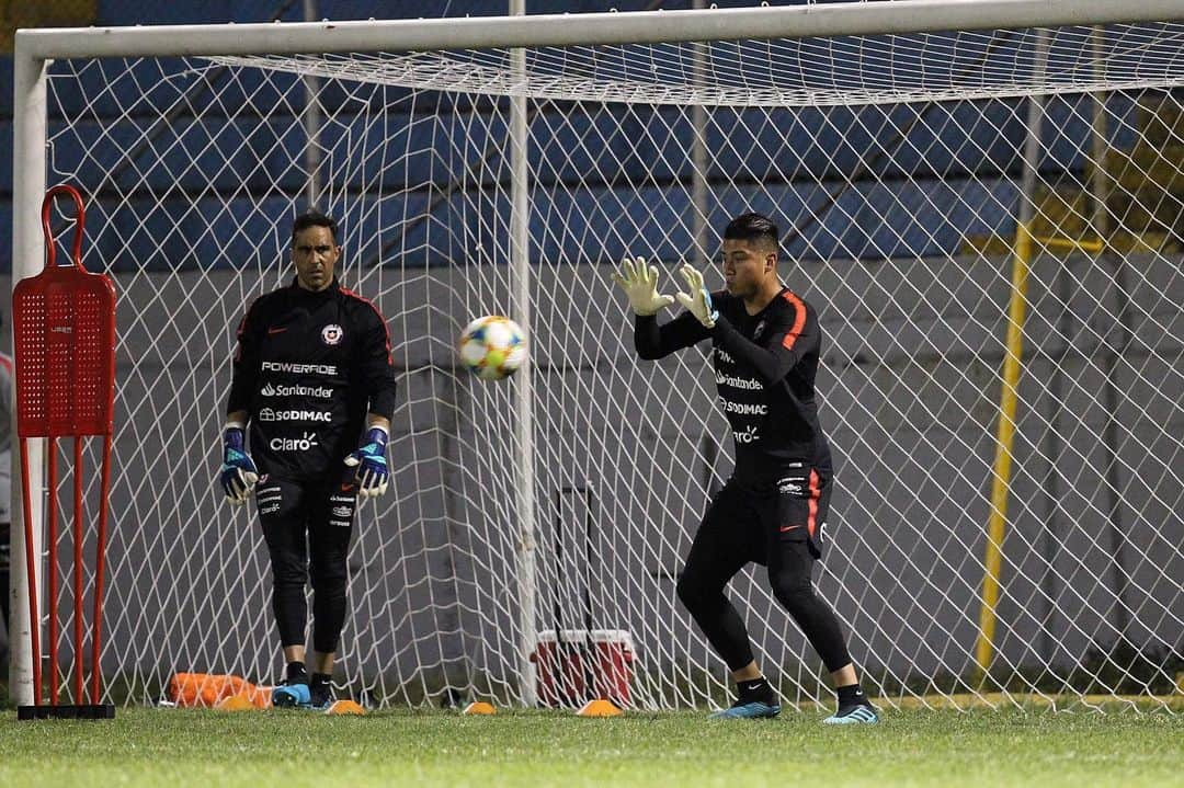 サッカーチリ代表チームさんのインスタグラム写真 - (サッカーチリ代表チームInstagram)「✨ La preparación de #LaRoja en el estadio Francisco Morazán para el choque con Honduras 🇭🇳 Más Fotos ➡️ anfp.cl 📸 @parrazagal /Comunicaciones ANFP . #chile #seleccionchilena #fechafifa」9月9日 21時43分 - laroja