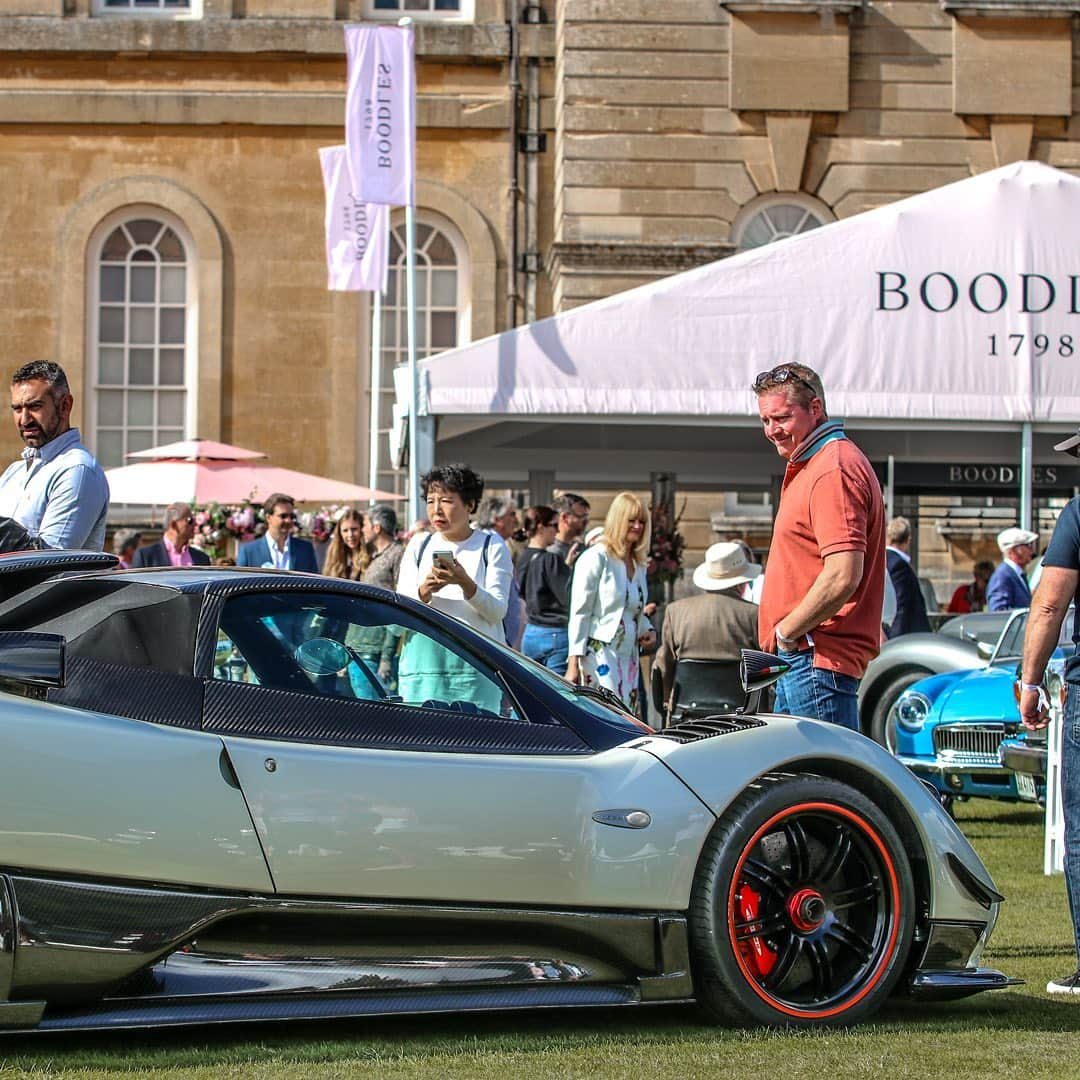 パガーニ・アウトモビリさんのインスタグラム写真 - (パガーニ・アウトモビリInstagram)「Stunning Huayra Roadster, Zonda Cinque and Zonda Tricolore surrounded by so many friends in the gorgeous Blenheim Palace for the 2019 Salon Privé Concours d'Elégance.  #pagani @SalonPriveUK @blenheimpalace #SalonPrive2019 #BlenheimPalace #zonda20 #zondacinque #zondatricolore #huayraroadster #huayra」9月9日 21時40分 - paganiautomobili