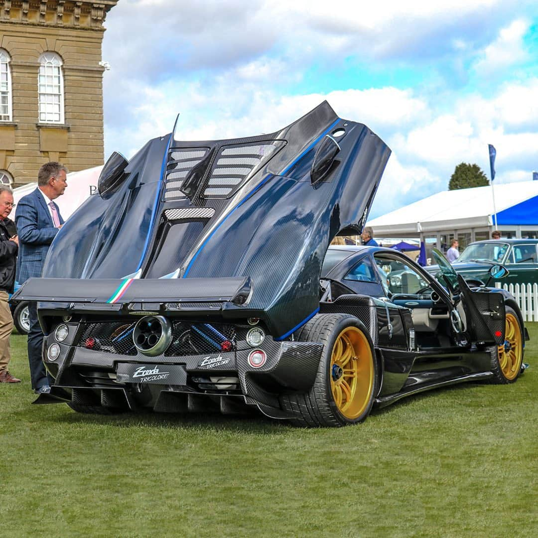 パガーニ・アウトモビリさんのインスタグラム写真 - (パガーニ・アウトモビリInstagram)「Stunning Huayra Roadster, Zonda Cinque and Zonda Tricolore surrounded by so many friends in the gorgeous Blenheim Palace for the 2019 Salon Privé Concours d'Elégance.  #pagani @SalonPriveUK @blenheimpalace #SalonPrive2019 #BlenheimPalace #zonda20 #zondacinque #zondatricolore #huayraroadster #huayra」9月9日 21時40分 - paganiautomobili