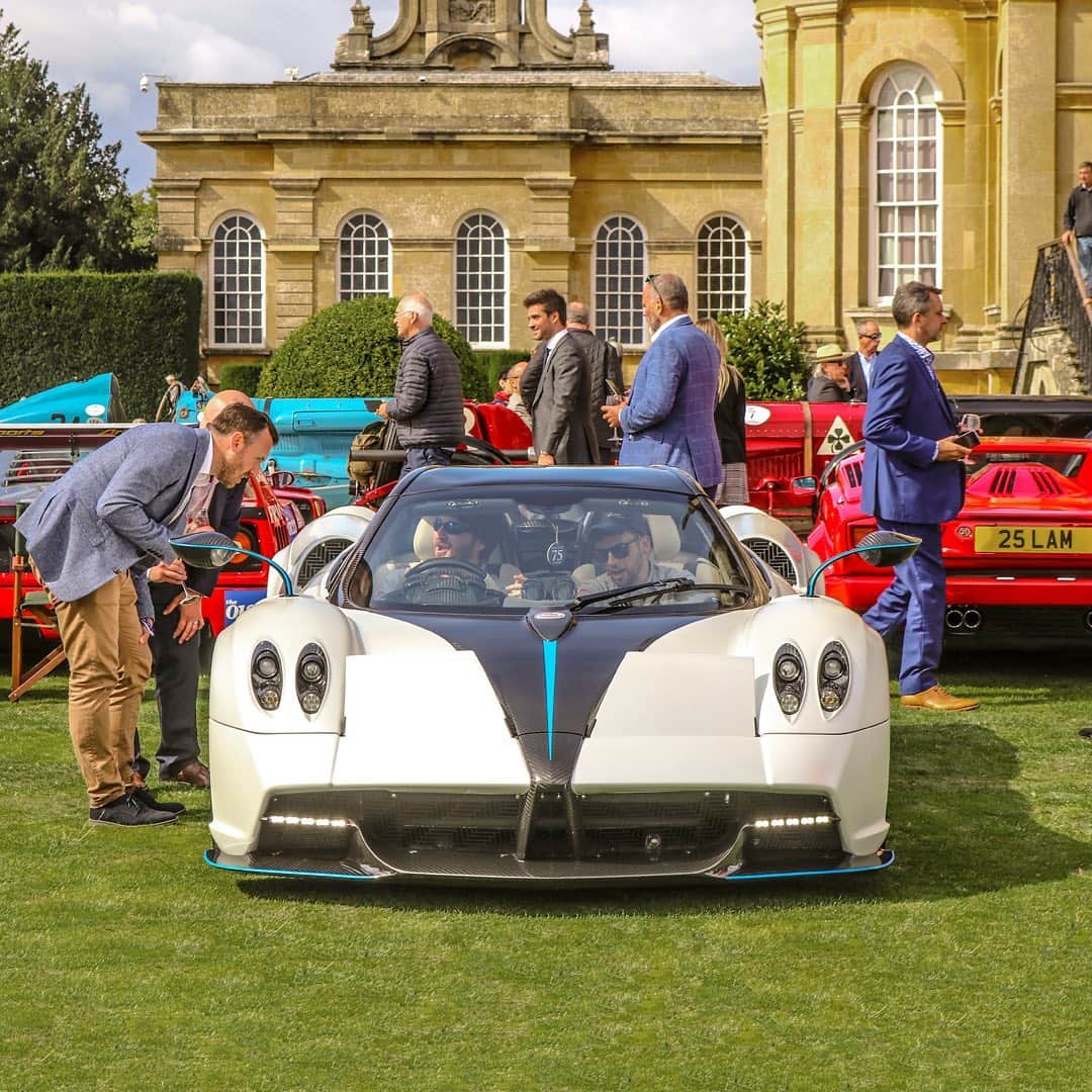 パガーニ・アウトモビリのインスタグラム：「Stunning Huayra Roadster, Zonda Cinque and Zonda Tricolore surrounded by so many friends in the gorgeous Blenheim Palace for the 2019 Salon Privé Concours d'Elégance.  #pagani @SalonPriveUK @blenheimpalace #SalonPrive2019 #BlenheimPalace #zonda20 #zondacinque #zondatricolore #huayraroadster #huayra」
