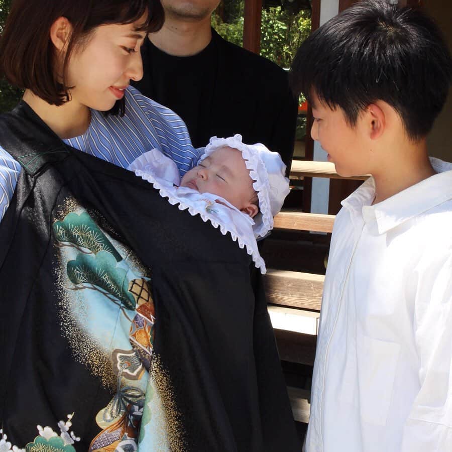 のインスタグラム：「. ちょっとおくれて千ちゃんのお宮参りへ、、⛩ せっかく真夏をずらしたのにまさかの猛暑日、、🌞 日曜日の大安にもかかわらず神社は貸し切り状態でした😂 この日に記念写真も撮りに行ってお疲れなのか帰ってからはひたすら寝る眠りの千ちゃんでした👶🏻💤 拳は相変わらず掲げてました✊🏻(6枚目動画) 頑張ったね☺️ 健康1番でどうか元気いっぱいで育ちます様に✨ . #王子様がおもろ可愛いすぎてたまらない🤴🏻🌟 #お宮参り #千ちゃんの記録」