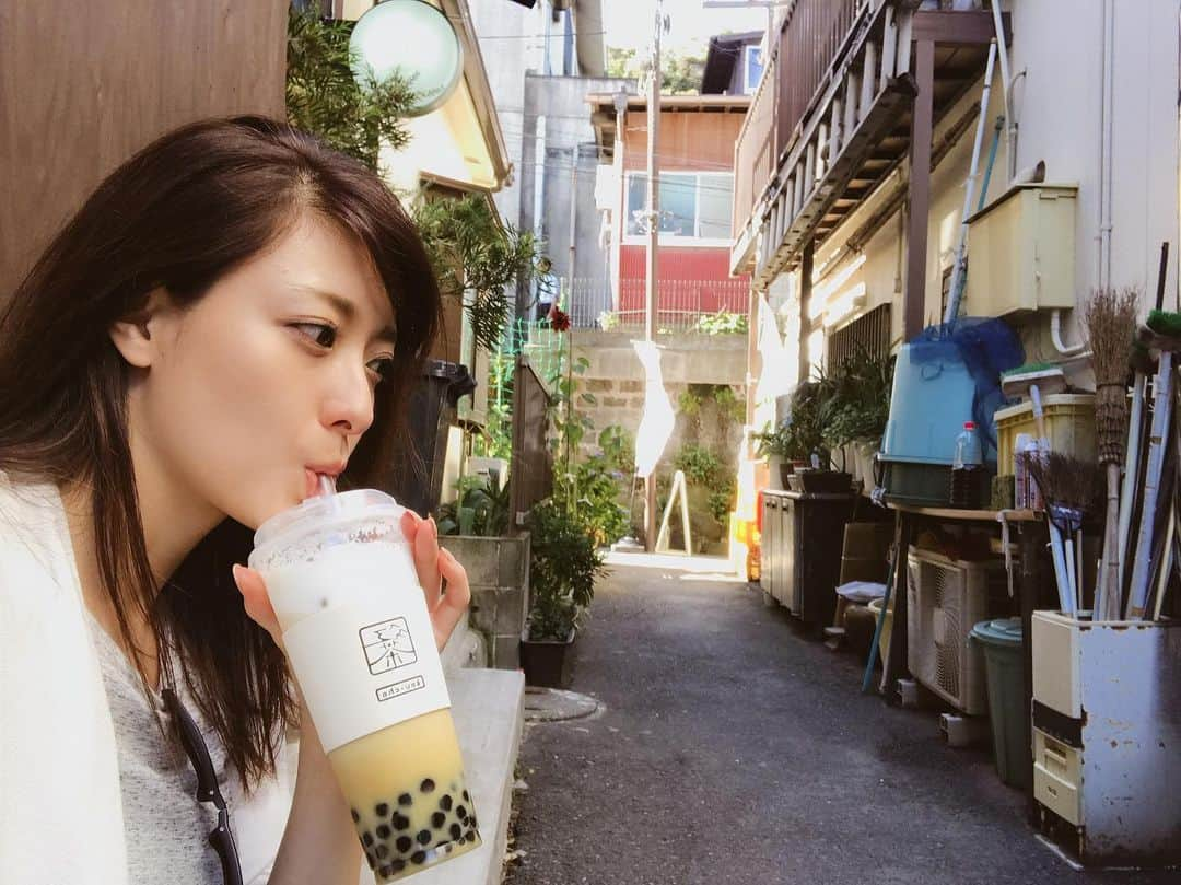 高橋麻美さんのインスタグラム写真 - (高橋麻美Instagram)「この夏江ノ島で見つけたタピオカと唐揚げのお店✨  路地裏の雰囲気も良いし、 奥へ進むとちっちゃなビーチあったよ✨  #からあげ#江ノ島#タピオカ」9月9日 21時48分 - charmy421