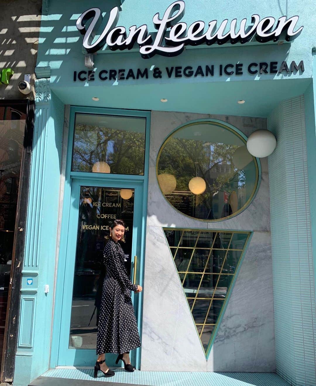 otona MUSEさんのインスタグラム写真 - (otona MUSEInstagram)「ショーの後はみんなでアイスクリーム屋さんVan Leeuwenに寄り道😋  ブルックリンでスタートしたこのお店は、素材にこだわったオーガニックなアイスクリームが人気で、いまやマンハッタンにも店舗拡大中！  ヴィーガンアイスクリームも充実していて、種類も普通のアイスクリームと同じくらい豊富。しかも味も濃厚で美味しい💘  ちょっとでも体に良いものを食べたいお年頃ですもの😹、NYで「甘いものー！」となったらぜひ！  #otonamuse  #オトナミューズ #ミューズ編集T #NYおすすめグルメ #VanLeeuwen#アイスクリーム」9月9日 21時48分 - otonamuse