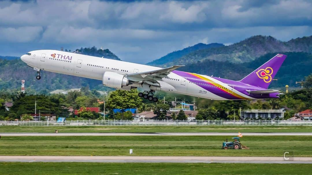 タイ航空さんのインスタグラム写真 - (タイ航空Instagram)「Whether big or small, we all have to move forward. But some of us might be a little luckier, as they can move upward too! . Photo Credit: @chitta_p . #ThaiAirways #THAIB777 #Boeing777 #B777」9月9日 21時49分 - thaiairways