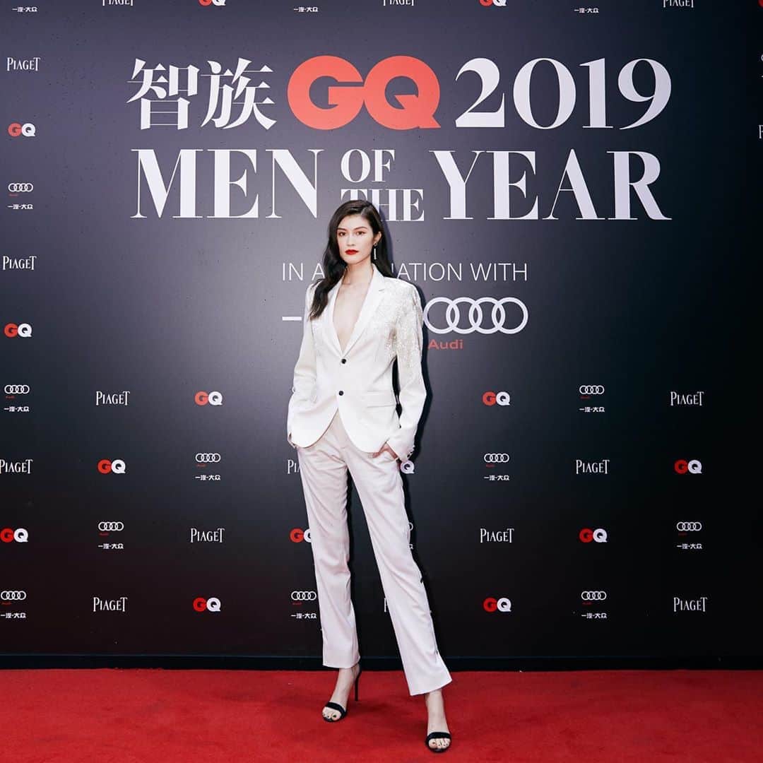 スイ・ヒーのインスタグラム：「Last Friday, it’s all about GQ 2019 Men of the Year. I rarely do menswear, but I loooove this @azzaro_official white outfit. You ? 😉😉」