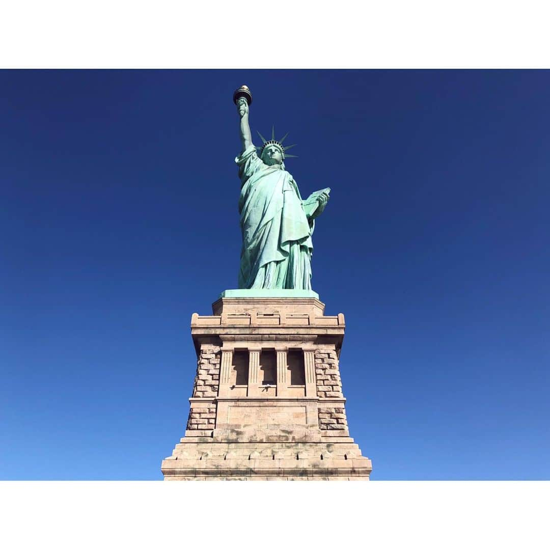 鈴木優梨さんのインスタグラム写真 - (鈴木優梨Instagram)「NY🗽✨ ・ 前回ニューヨークで行けなかった 自由の女神に会いに行きました🌟 ・ ・ 王冠に登りたかったのだけど 3ヵ月前には予約で 埋まってしまうみたい( ˊᵕˋ ;)💦 ・ 前日にHPから予約サイト見ると フェリー等の予約も 1ヵ月後のしか出来なくて ・ 朝イチ8:30のフェリー乗るために South Ferry駅からバッテリーパークへ🚢✨ ・ ・ チケットの受付で insideうんうんって言われたのが 何かわかんなかったけど ・ 自由の女神の中に入りますか？ って言ってたのね←たぶん🗽✨ ・ ・ フェリーに乗って15分くらいで到着⛴✨ ・ 意外と揺れるので船酔い注意です⚠︎ ・ 真っ青な空に自由の女神が とても印象的でした(*´`)💖 ・ ・ 帰りにフェリーの中の売店で 妹とおそろいの自由のくまの キーホルダー買ったよ🐻🎀 ・ ・ #statueofliberty #newyork #trip #旅行好きな人と繋がりたい #女子旅 #自由の女神 #船酔い #america #ny」9月9日 21時49分 - suzuki_yuuri