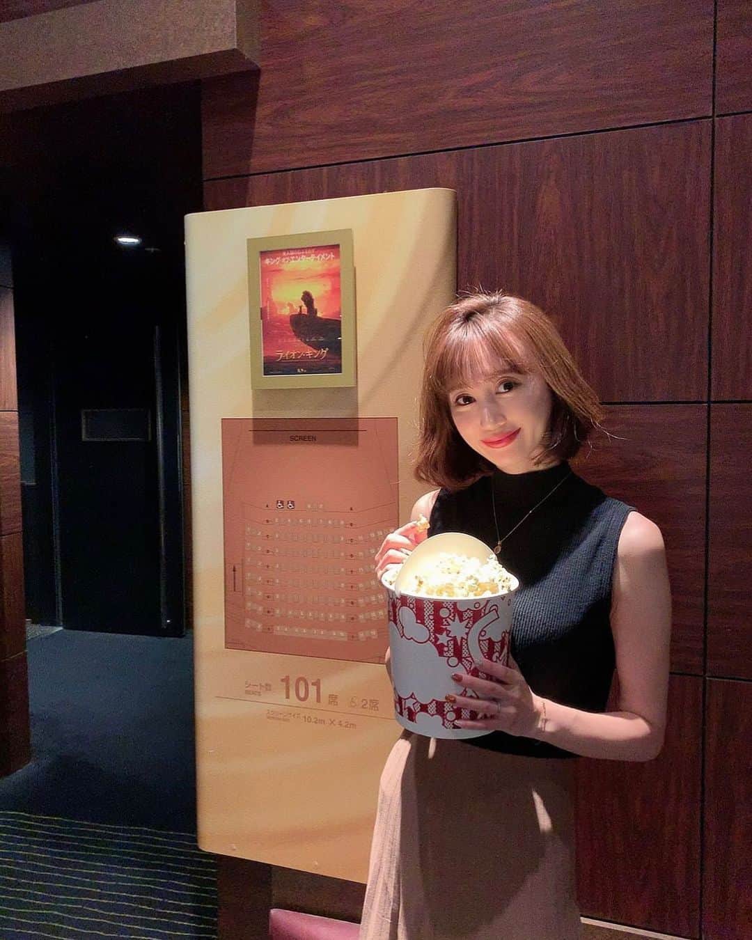 のインスタグラム：「🦁🌳🦁🌳﻿ 食後だけどポップコーンは別腹🐗🍿﻿🦓🐅 ﻿ #ライオンキング #映画 #disneymovie」