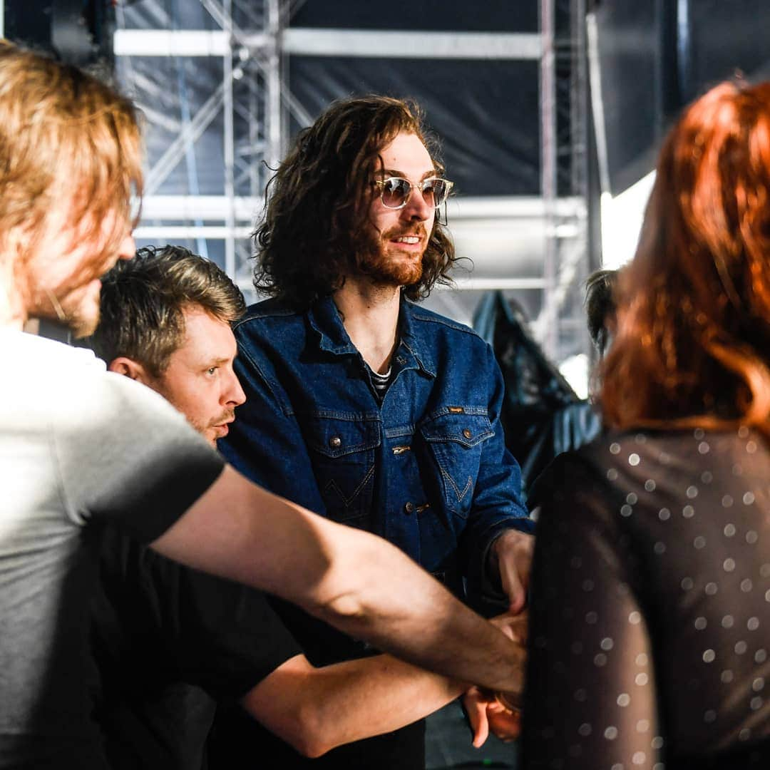 ホージアさんのインスタグラム写真 - (ホージアInstagram)「Had a lot of fun at Lollapalooza, so great to be back in Berlin! Thanks for coming and checking out the set - was so great to play to all of you 🖤 📸 @ruthlessimagery」9月9日 21時57分 - hozier