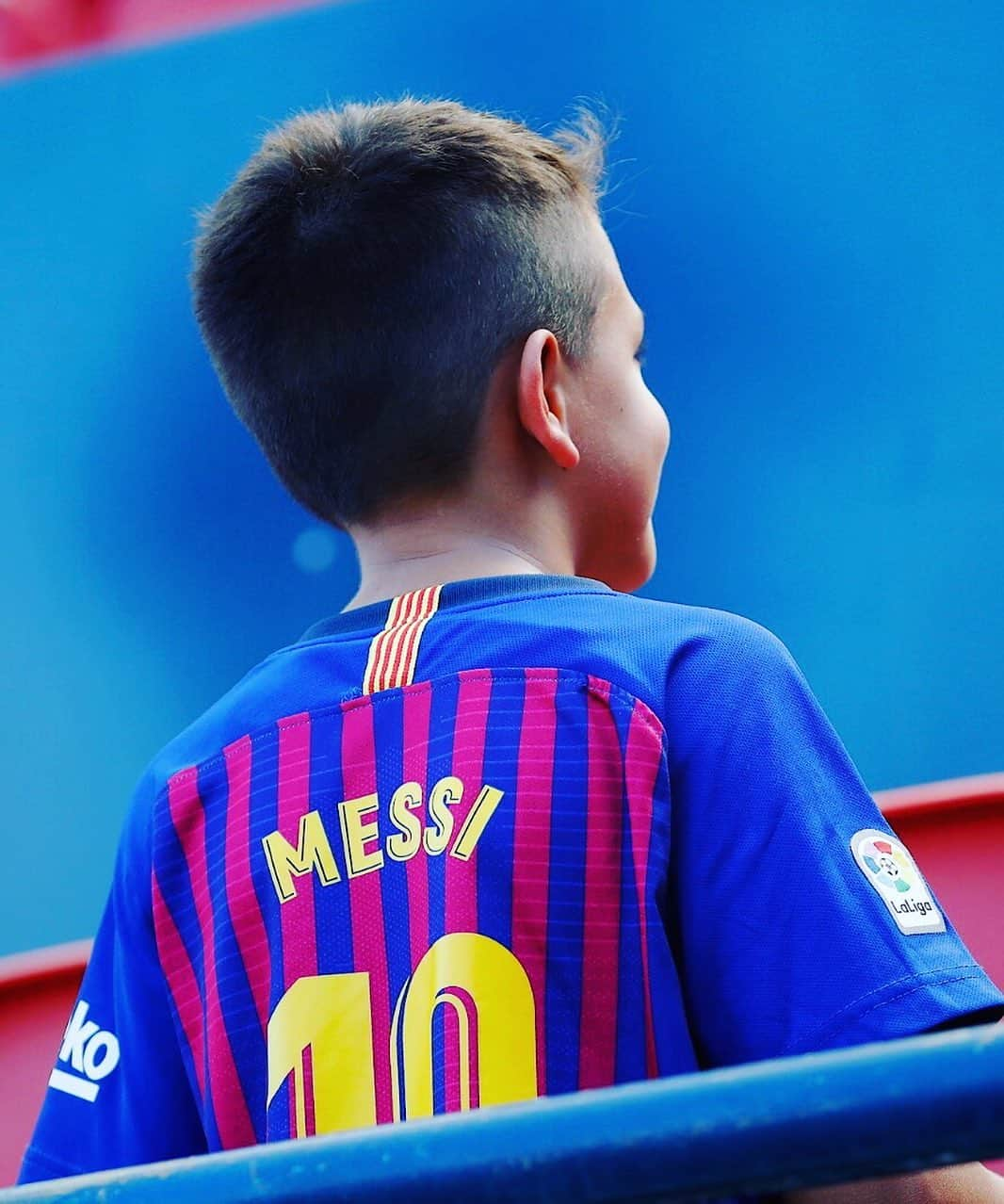 LFPさんのインスタグラム写真 - (LFPInstagram)「Everybody has an idol... Who is yours? 🌟 • #LaLiga #LaLigaSantander #Barça #Messi #Football」9月9日 21時58分 - laliga