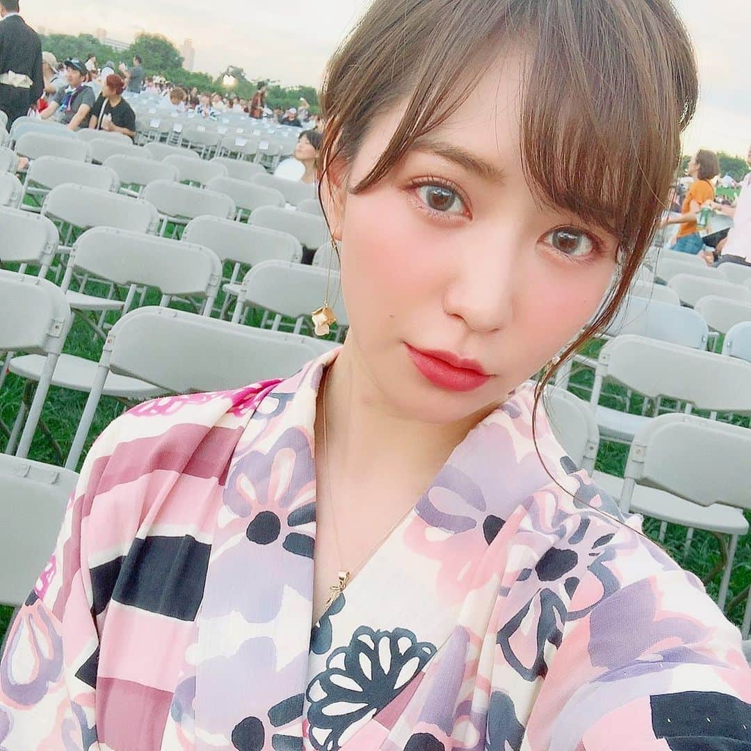 河西智美さんのインスタグラム写真 - (河西智美Instagram)「🧡🧡🧡 . . この日何気に さっしーのカラコンしたよ🥺🧡 青いやつ🥺 目がしょぼしょぼしないコンタクト久しぶりにみつけたな🧡 . . メイク薄めにして、 髪はザックリアップにしました👶🏻 前髪にスプレー100年振りにしたら やっぱ崩れにくくて必要性を感じた👶🏻 . 自分で着れるようになってから 浴衣のハードルがグッと下がって ふいに着て行けるから嬉しい😆 慣れると案外楽で涼しいしね🧡 . . . 毎日稽古で写真なかなか撮らないから 撮り溜めてやつをちびちび出すね👶🏻 . あ。これいつもか👶🏻w . . . #カラコン#浴衣#花火大会#アイランド2019」9月9日 22時00分 - chiyu3u