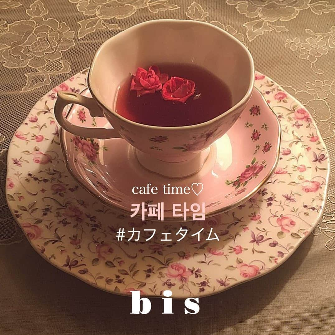 bis_web bis [ビス] さんのインスタグラム写真 - (bis_web bis [ビス] Instagram)「﻿ ﻿ ﻿ 🖤 大人気の全国のカフェ特集 🖤﻿ ﻿ ﻿ 💭﻿ ﻿ ﻿ ケーキセットをオーダーする際、好きな柄やカラーのお皿が選べるかわいいカフェ “アコリット” や、﻿ レトロな雰囲気でアフターヌーンティーが味わえる “北浜レトロ”など、﻿ ガーリーで どこかノスタルジックな雰囲気のカフェをチェックしてね♡﻿ ﻿ ﻿ ﻿ ☕️ カフェ シャンソニエ アコリット﻿ 東京都豊島区目白3-4-15 プラネット目白 B1F﻿ ﻿ ☕️ 北浜レトロ﻿ 大阪府大阪市中央区北浜1-1-26﻿ ﻿ ☕️ オールド ローズ ガーデン﻿ 大阪府大阪市中央区今橋4-3-17 HK今橋ビルB1階﻿ ﻿ ☕️ 西洋茶館﻿ 大阪府 大阪市北区天神橋4-6-14﻿ ﻿ ☕️ ドゥオーモカフェ﻿ 岐阜県 大垣市楽田町8-43-1﻿ ﻿ ☕️ cafe les jeux﻿ 東京都港区南青山5-9-5 村山ビル 2F﻿ ﻿ ﻿ ﻿ ﻿ ﻿ #カフェ #カフェ巡り #카페 #cafe #カフェタイム #アフターヌーンティー #ケーキ #アンティーク #北浜レトロ #ドゥオーモカフェ #cafelesjeux #西洋茶館 #オールドローズガーデン #カフェシャンソニエアコリット #カフェアコリット #東京カフェ #東京カフェ巡り #大阪カフェ #大阪カフェ巡り #岐阜カフェ #岐阜カフェ巡り #ヴィンテージ #ガーリー #ノスタルジック #レトロ #コーヒー #スイーツ #bis_web」9月9日 22時05分 - bis_web