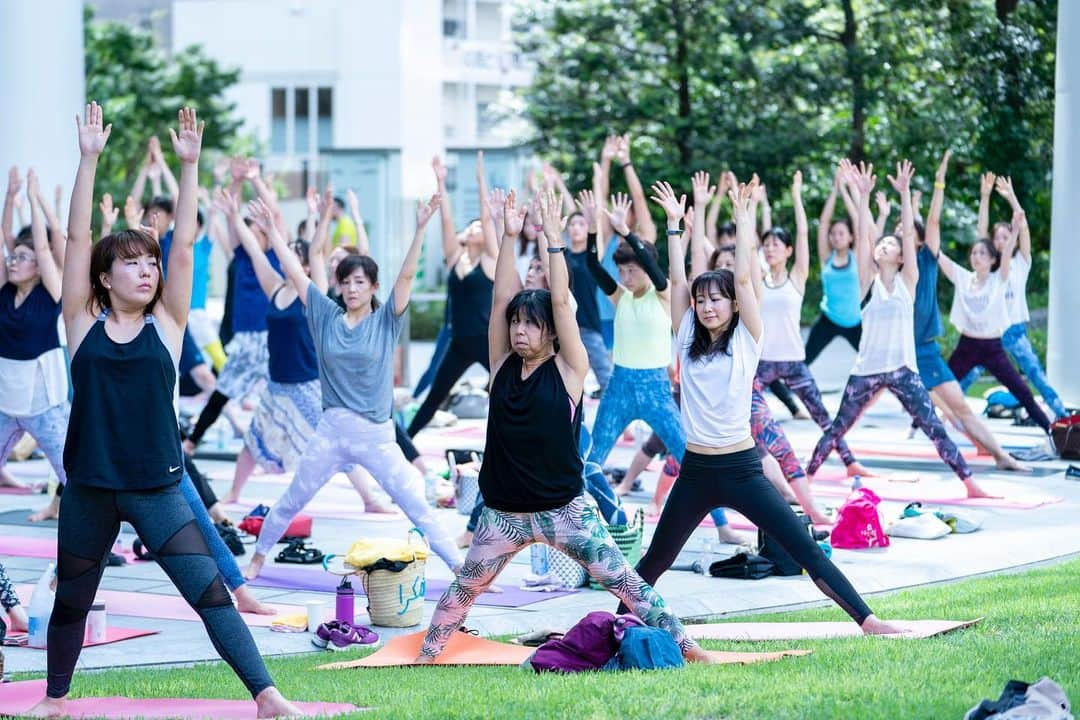 梅澤友里香さんのインスタグラム写真 - (梅澤友里香Instagram)「9/8（日）虎ノ門ヒルズヨガ 秋☀️✨ ありがとうございました😍✨ ・ @oh_tomas_92 さんから素敵な写真が届きました😍✨ ・ みんなのキラキラ笑顔と 真剣な眼差し✨✨✨ ・ ・ Today wear👚 @reebokjp ・ bottle @wowgear.jp ・ photo by @oh_tomas_92 ・ ・ ＝お知らせ＝ "梅澤 友里香 友里yoga"のLINE＠はじめました！ いち早く最新情報をお届けします！ 下記のリンクから友だち追加してみてください。 登録ID→ ggv9775f https://line.me/R/ti/p/%40ggv9775f ・ #虎ノ門ヒルズ #虎ノ門ヒルズヨガ  #虎ヒルヨガ #reebokjp #リーボック #人間をきわめろ #外ヨガ #朝ヨガ #朝活 #wellness  #ベジタリアン #organic  #yoga #yogainstructor #ヨガ #ヨガインストラクター #美と健康 #beauty #health #yogalife  #naturalbeauty #model #fitnessmodel #yogini」9月9日 22時05分 - yurika_umezawa