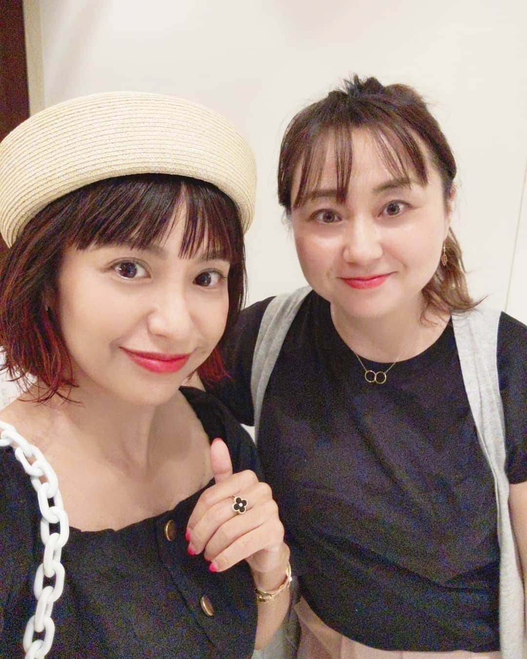 三喜本惠美さんのインスタグラム写真 - (三喜本惠美Instagram)「・ 凄い前ですが… @sakuraimadoka に 毛先にピンクのメッシュを入れてもらいました✨ 染めたばかりだと赤っぽいですが 日に日に良い感じのピンクに変化‼️ #ヘアカラー#ピンクヘアー#インナーカラーピンク#青山美容室#表参道美容室#ヘアサロン#青山ヘアサロン#BEAUTRIUM」9月9日 22時07分 - megumi_mikimoto