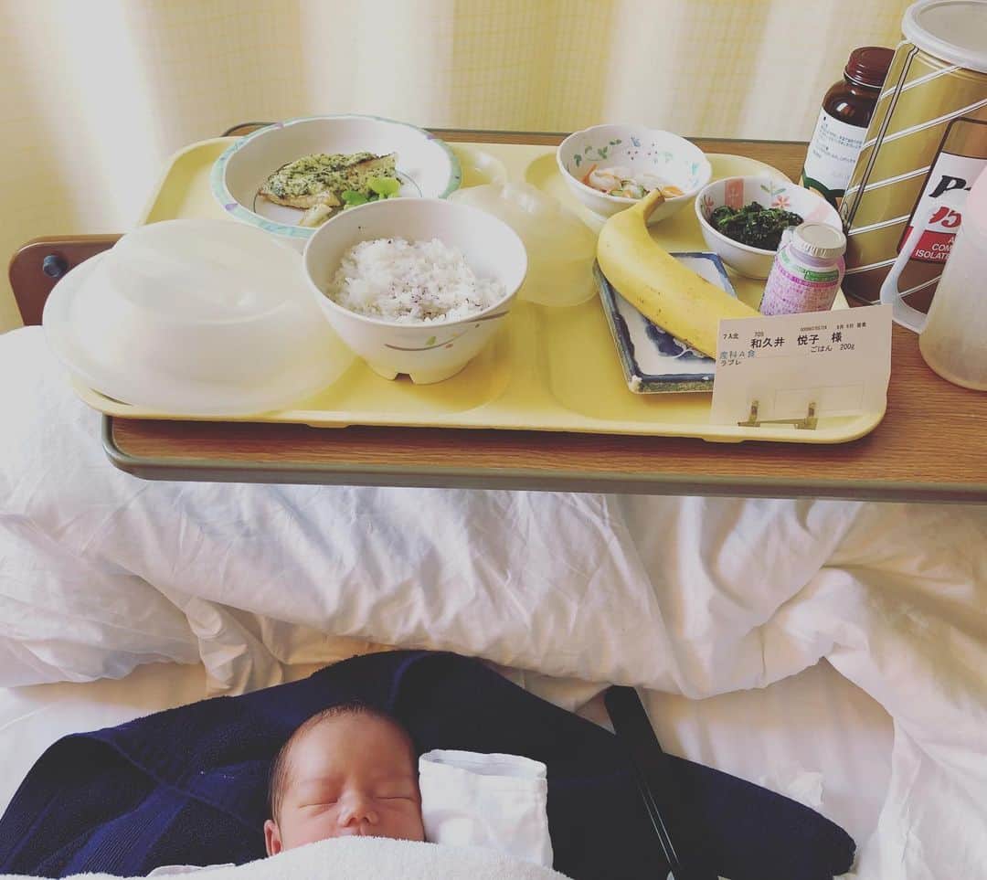 菅井悦子さんのインスタグラム写真 - (菅井悦子Instagram)「#出産振り返り  妊娠中から気にして摂取していた『たんぱく質』ですが、 出産後には『産後の貧血』を早くに回復させることと、『母乳育児に向けて』、莫大に栄養が必要と知っていたので、 入院グッズにはプロテインをIN！💪😘 ｰ “プロテインを持ち込んでる人初めて見た！😳”と看護師さんに言われたけど😜 お陰様で、すぐにヘモグロビン数値も回復👍 母乳に関しては、最初から軌道に乗るのことは難しいことも教えて貰っていたし、 『とにかく吸わせ続けること』がポイントなこともあり寝不足はやむなし！ と、覚悟をしていました。 軌道に乗るまでは、必要な栄養を満たしておくことを大切にしていましたよ☺️ ※たんぱく質は筋肉を作るためだけのものでは無いのです☝️ 血をつくるためにも、必要不可欠なのですよ！ ｰ 私の場合は、素晴らしい栄養の先生や、頼れる助産師さんとの出会いもあり、『完母』で過ごすことができたと思っています。 初心者だった私達も丸一年。 こんなに小さかったんだなぁ～🥰 #和久井麗央」9月9日 22時18分 - etsuko313