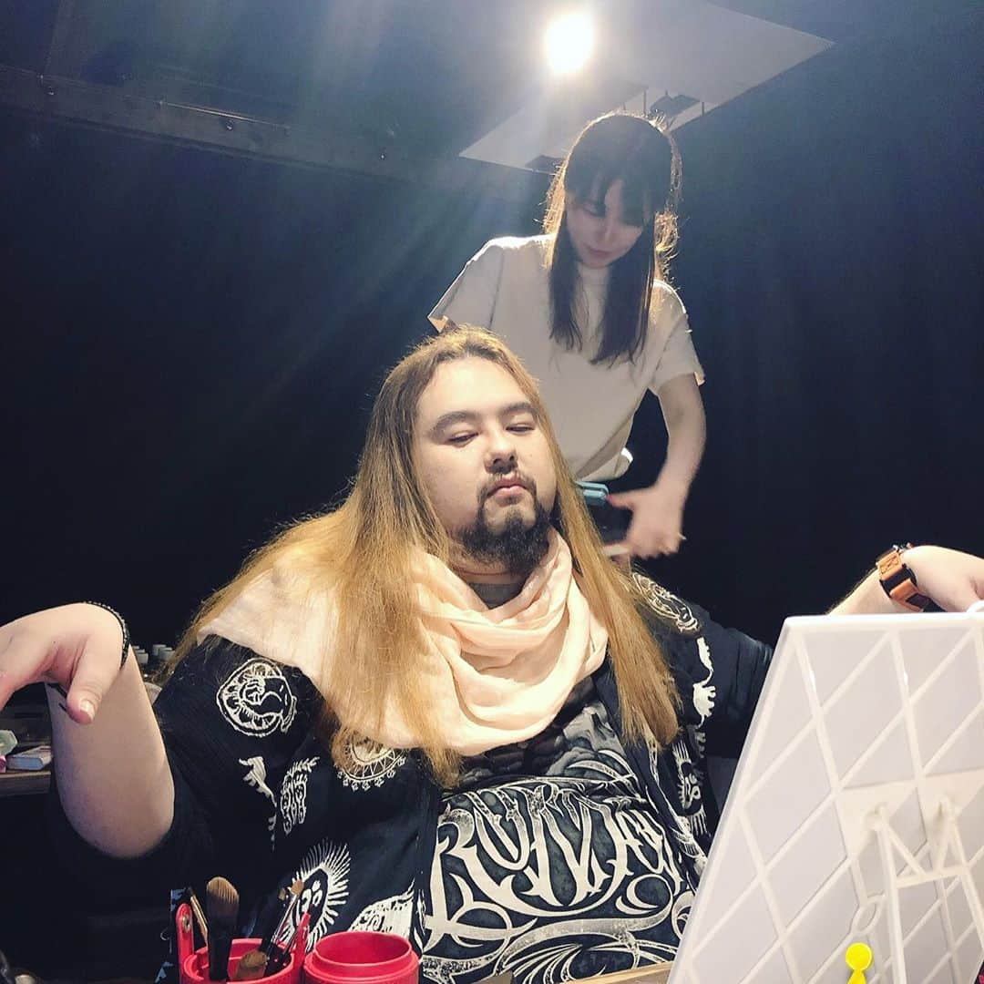 國分優香里さんのインスタグラム写真 - (國分優香里Instagram)「✩ 新三国志のオフイベの写真、遅くなってしまってすみませんでした🙏💦 ✩ 私は孫尚香ちゃんと❤️ 未だにガチャ引けない…早く会いたいのに😂 ✩ ロバートさんをメイク中にパシャリ🤳💨 ✩ 神々しい…どこの神様ですか…😂 待ち受けにしたらいいことありそう（笑） ✩ ✩ ✩ #新三国志 #オフイベ #ロバートウォーターマン #声優 #イベント #孫尚香 #アプリ #アプリゲーム」9月9日 22時12分 - kokubun_yukari
