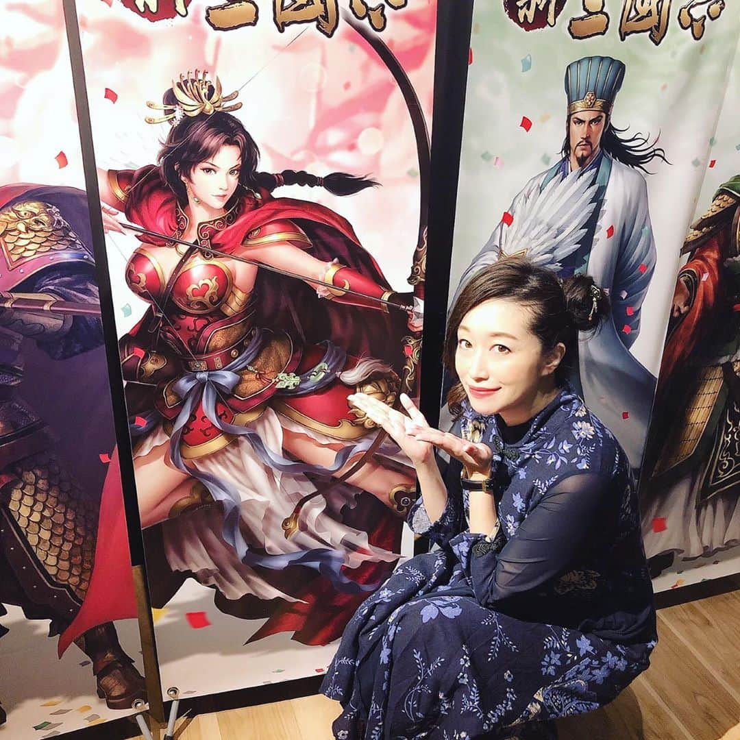 國分優香里さんのインスタグラム写真 - (國分優香里Instagram)「✩ 新三国志のオフイベの写真、遅くなってしまってすみませんでした🙏💦 ✩ 私は孫尚香ちゃんと❤️ 未だにガチャ引けない…早く会いたいのに😂 ✩ ロバートさんをメイク中にパシャリ🤳💨 ✩ 神々しい…どこの神様ですか…😂 待ち受けにしたらいいことありそう（笑） ✩ ✩ ✩ #新三国志 #オフイベ #ロバートウォーターマン #声優 #イベント #孫尚香 #アプリ #アプリゲーム」9月9日 22時12分 - kokubun_yukari