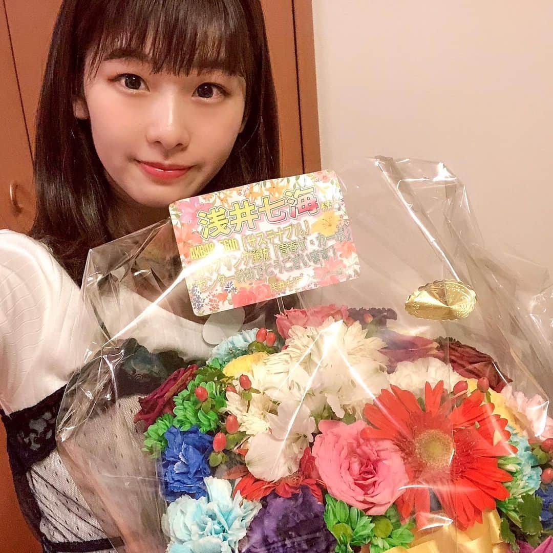浅井七海さんのインスタグラム写真 - (浅井七海Instagram)「.﻿ ﻿ ﻿ ﻿ おはな ダ・カーポ 🌹﻿ ﻿ ﻿ 青春 ダ・カーポの﻿ センターお祝いのお花を﻿ いただきました~~~！！！﻿ ﻿ レインボーローズも入ってた🌈♡﻿ ﻿ すごく嬉しかった。。（ ; ; ）！！﻿ ありがとうございました！﻿ ﻿ ﻿ #花 #お祝い #ありがとう﻿ ﻿ ﻿ ﻿ ﻿ ﻿ ﻿ ﻿」9月9日 22時12分 - naamin48_