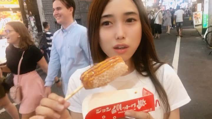 森ニーナのインスタグラム：「いやぁー日本でもチーズハットグが食べれるとはねぇ🤪❤️ またチーズハットグの写真になっちゃった。😂 結構本当にチーズハットグの美味しさに呪われ？てる😳🥰☀️ #チーズハットグ #センター街 #NASAＴシャツ #お気に入り #GU秋服コーデ #友達のカットのタイミングが完璧すぎ #エンディングの効果音も最高すぎ #ラブ #好き #噂のもよもよちゃん」