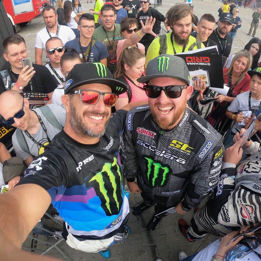 ケン・ブロックさんのインスタグラム写真 - (ケン・ブロックInstagram)「#SelfieSaturday shots I grabbed on my @GoPro Hero 7 at @GymkhanaGRID on Saturday of a few of the big name drivers that came out to Warsaw, Poland to compete. A BIG thanks to these guys (and all of the drivers) for coming out. It was great to see them all and watch them compete! #GymkhanaGRID #Snakkerud」9月9日 22時18分 - kblock43