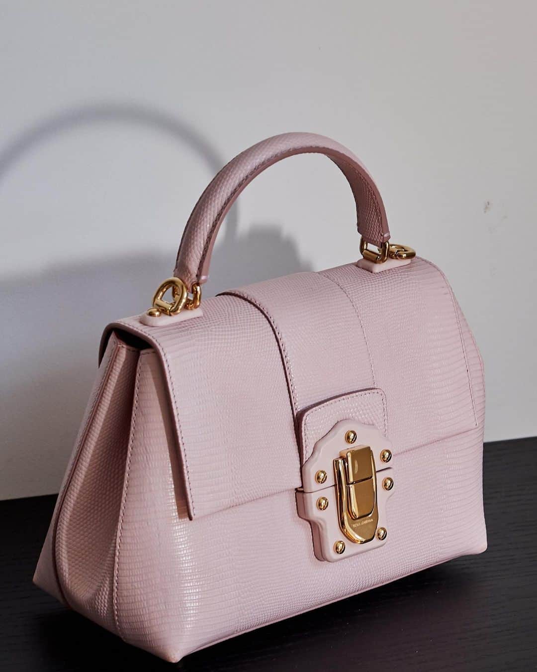 のインスタグラム：「@dolcegabbana's Lucia lizard-effect leather shoulder bag is the picture of pink perfection 💕 #THEOUTNET  Shop all your favorite #DolceGabbana looks, just visit #linkinbio 👆」