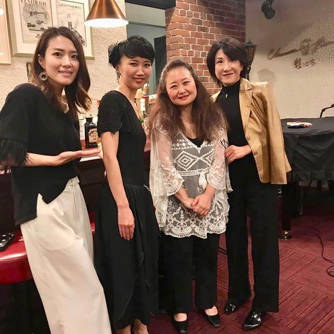 沢希理寿さんのインスタグラム写真 - (沢希理寿Instagram)「昨日憧花ゆりのさんのライブを聴きに 蛙たちに行ってまいりました！  台風上陸で 嵐を呼ぶ女すーさんの本領発揮なのか！ と心配しましたが💦  雨はなんとか持ち堪え 素晴らしいライブを堪能することができました😍✨✨ すーさんの深い深い温かい歌声が聴く人の心に優しく寄り添ってくれて 胸がいっぱいになりました。  宝塚、クラッシック、ミュージカル、シャンソン、カンツォーネ、ラテン、歌謡曲、洋楽など様々なジャンルの歌を見事に歌い分けられていて感動しました‼️ 退団公演のゾフィー以来変わらないすーさんの歌声を聞けて幸せな夜でした☺️ 三ッ矢直生先生にもお会いできて嬉しかったです💓✨ #蛙たち#シャンソニエ #元月組組長 #憧花ゆりの さん #ピアニスト #坂下文野 さん」9月9日 22時22分 - rizu_sawaki