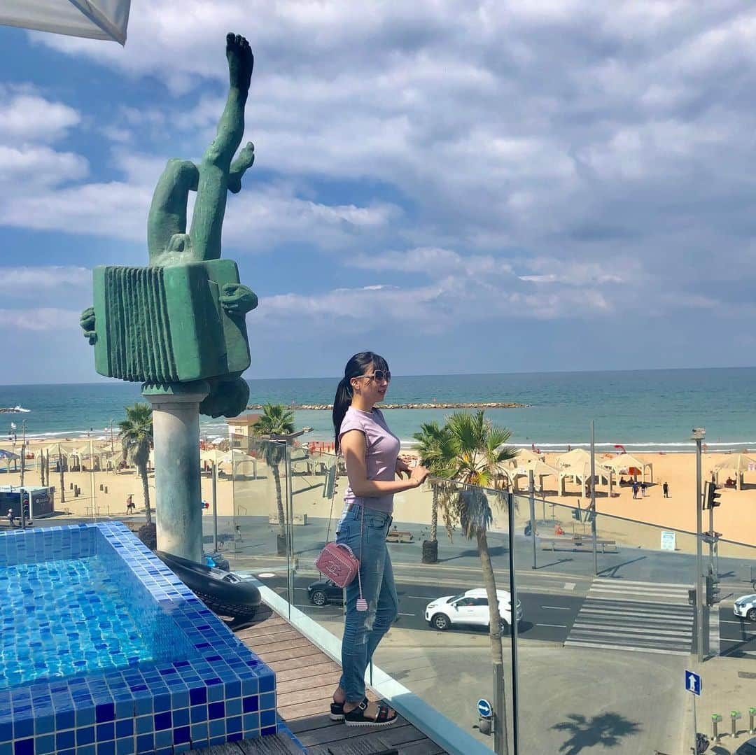 栄木明日香さんのインスタグラム写真 - (栄木明日香Instagram)「Beautiful Tel Aviv🇮🇱 ﻿ ﻿ テルアビブは自然、伝統、ハイテクが融合した素敵な街でした！﻿ ﻿ イスラエル発の暗号通貨、ブロックチェーン企業が多くあり﻿ 非常に先進的でありながら﻿ ﻿ 街中でも敬虔なユダヤ教の方々が多くいらっしゃいます﻿ 信心深い方は異性と握手をしない方も多いみたいです﻿ ﻿ 最先端と、伝統のコントラストが非常に興味深かったです😄  #イスラエル旅行 #イスラエル観光 #telavivstyle #telavivcity #israel_view #israel_photo」9月9日 22時24分 - liz_asuka__