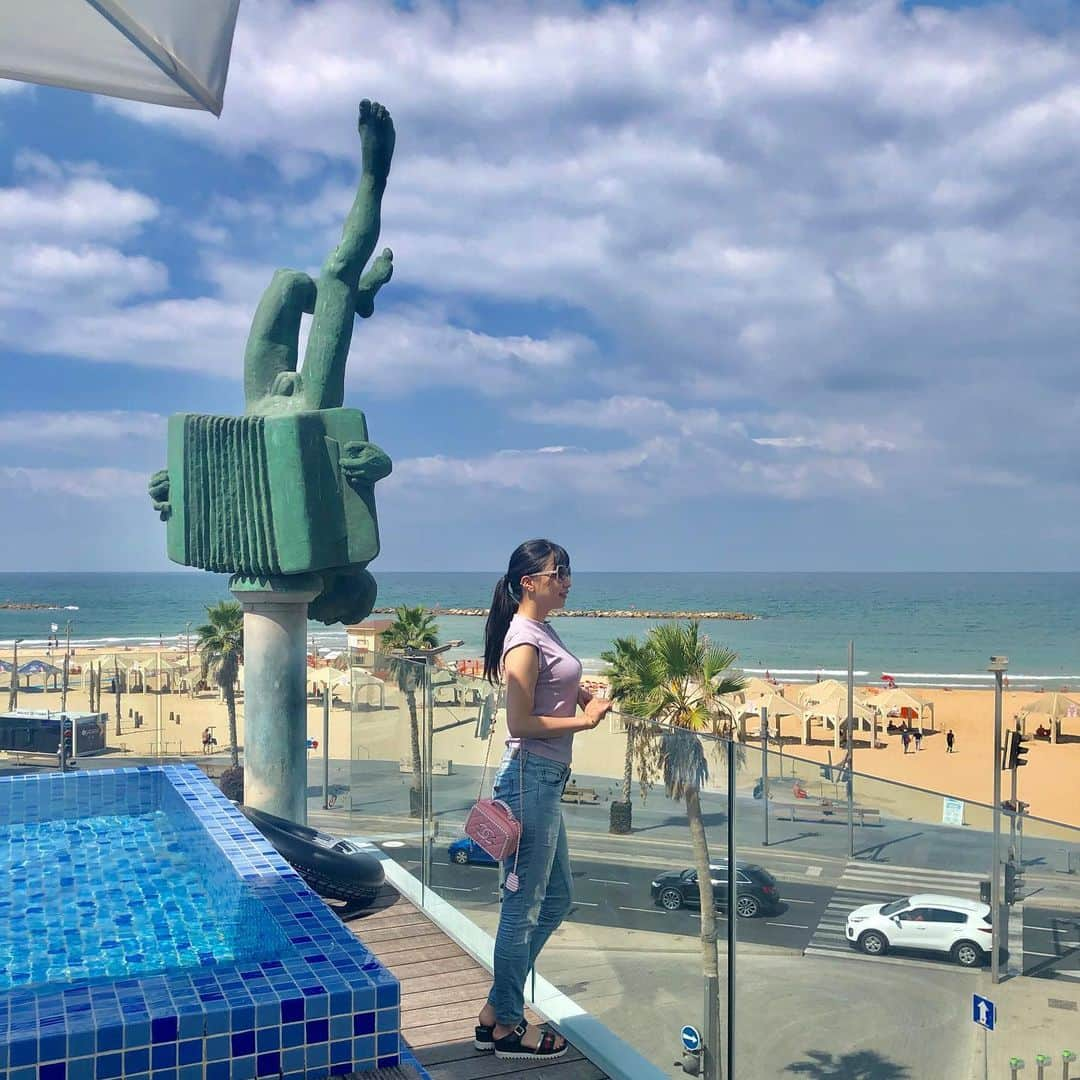 栄木明日香さんのインスタグラム写真 - (栄木明日香Instagram)「Beautiful Tel Aviv🇮🇱 ﻿ ﻿ テルアビブは自然、伝統、ハイテクが融合した素敵な街でした！﻿ ﻿ イスラエル発の暗号通貨、ブロックチェーン企業が多くあり﻿ 非常に先進的でありながら﻿ ﻿ 街中でも敬虔なユダヤ教の方々が多くいらっしゃいます﻿ 信心深い方は異性と握手をしない方も多いみたいです﻿ ﻿ 最先端と、伝統のコントラストが非常に興味深かったです😄  #イスラエル旅行 #イスラエル観光 #telavivstyle #telavivcity #israel_view #israel_photo」9月9日 22時24分 - liz_asuka__