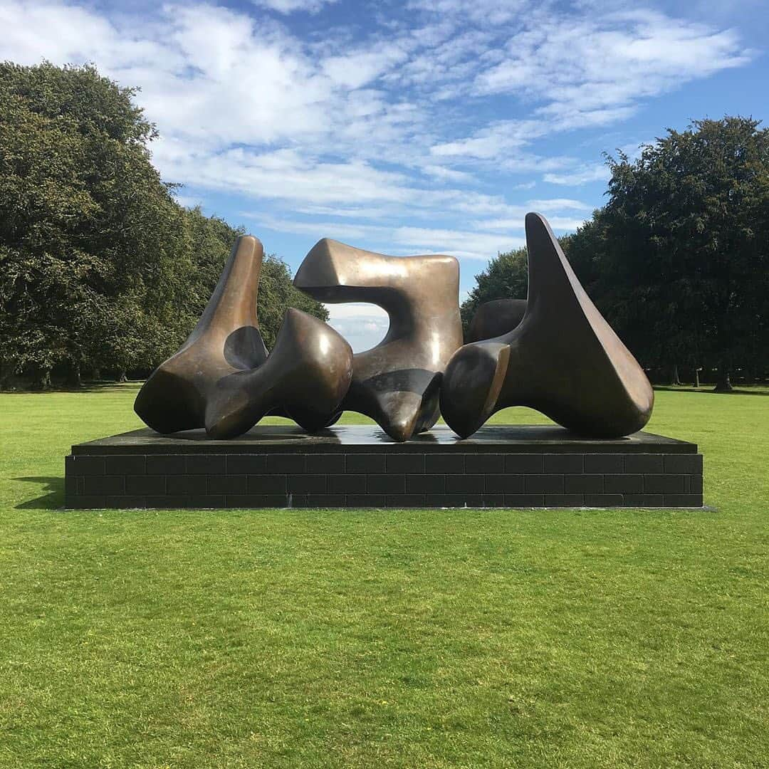 ガゴシアン・ギャラリーさんのインスタグラム写真 - (ガゴシアン・ギャラリーInstagram)「Visit Houghton Hall in Norfolk, England, to see an exhibition of works by Henry Moore, currently on view through September 29! - “Henry Moore at Houghton Hall: Nature and Inspiration” includes several monumental outdoor pieces on the grounds of the house, as well as a selection of smaller works, models, and etchings, which are shown in the ground-floor gallery spaces. Find out more via the link in our bio! __________ #HenryMoore #HoughtonHall #Gagosian @henrymoorestudios @houghton_hall (1) #Repost: @ruthtaptap; (2) #Repost: @gill.hart」9月9日 22時29分 - gagosian