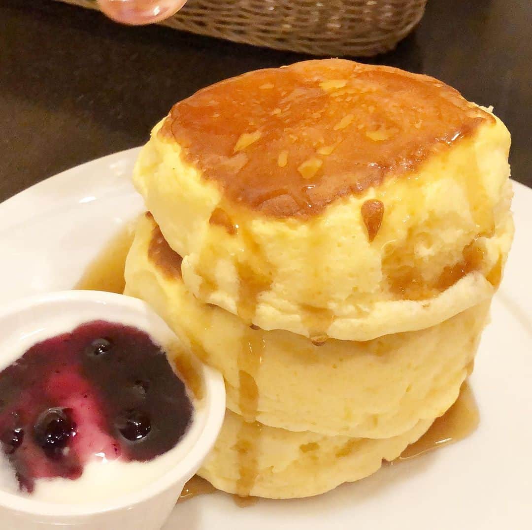 のインスタグラム：「茶香のパンケーキ💕 いつも午前中には整理券配布終了になるのに、この日は台風の影響で昼過ぎにも残ってて、偶然通りかかって整理券貰えました✨ 前に食べた時より更に美味しくなってて感動しました💕 #茶香 #パンケーキ」