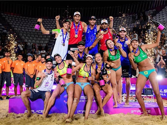 のインスタグラム：「Wow, I still cannot believe. I am feeling blessed and full of gratitude. 🙏🏼 #Italia #roma #romebeachfinals #gold #highvibe #albachiara #beachvolley #sport」
