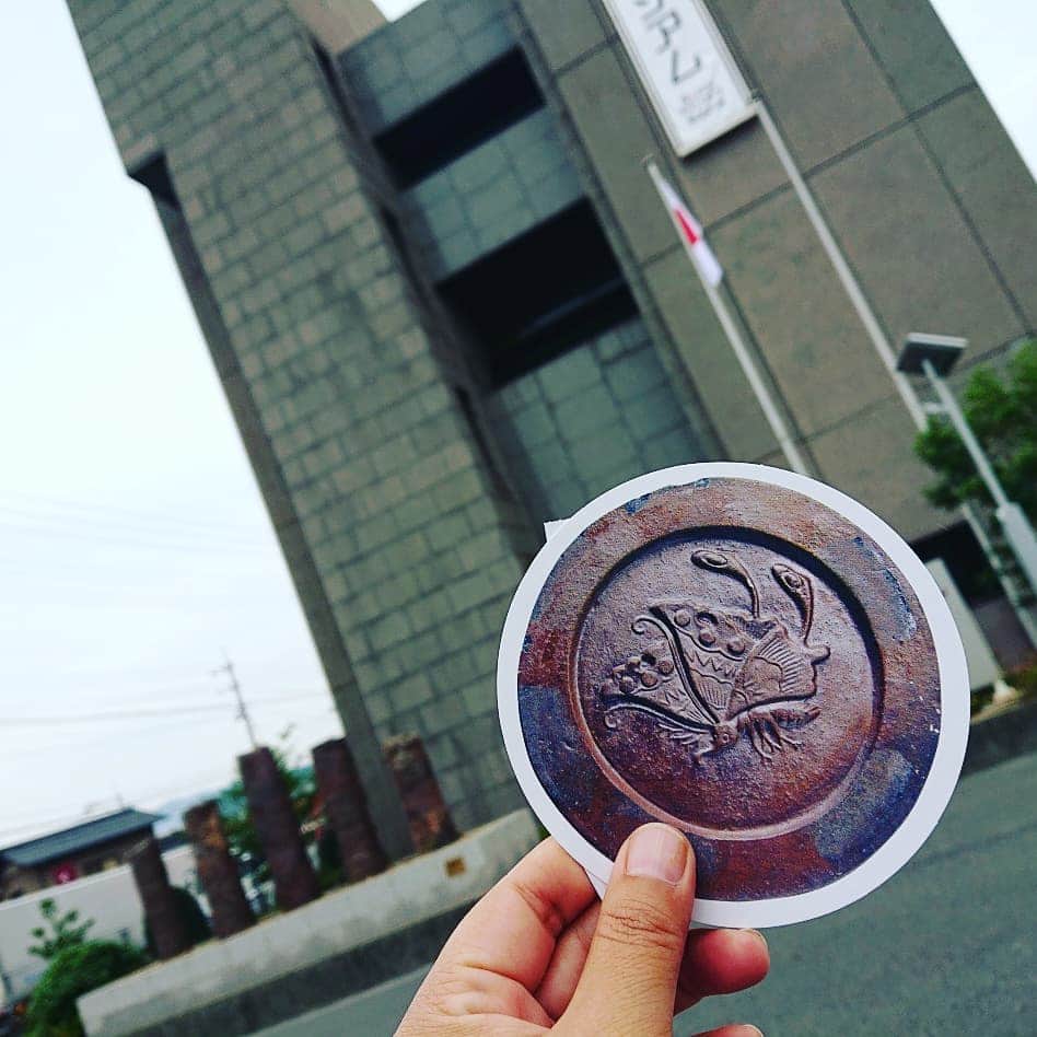 石原祐美子さんのインスタグラム写真 - (石原祐美子Instagram)「こないだ実家に帰ったとき、ふらりと備前市へ🚙 ・ ・ まずは伊部駅すぐの「備前焼ミュージアム」 無形文化財の作家さんの素晴らしい作品が一堂に会してて、備前焼の歴史や、特徴もこちらで知ることができます👀 ・ 美しくて強い備前焼🌟 ・ ・ 江戸時代に造られた日本最古の庶民学校 #閑谷学校 の瓦にも備前焼が使われています。 ・ ・ 「備前の摺り鉢、投げても割れん。 備前の水がめ、水が腐らん。」 ・ 最強やん(゜Д゜)!! ・ ・ そして備前市といえば、オリックスバファローズ、山本由伸投手、そして頓宮裕真選手の出身地。 特に伊部地区はあっち見ても窯元、こっち見てもギャラリー、伊部小学校の裏の神社の狛犬まで備前焼。 ・ この町のどこに、子ども達が野球してても怒られん場所あんの？？ってぐらいほんとに備前焼だらけに思えるんですが、たぶんボール当たったぐらいでは、壊れんぐらい強いから大丈夫なんかな😁 しかも家が隣同士の二人がプロ野球選手、しかも同じ球団やなんて、岡山の奇跡ぢゃーﾟ+.ﾟ(´▽`人)ﾟ+.ﾟ ・ 「山本投手の球、投げても打たれん。 援護がなくても、くさらん。」 「頓宮選手も、備前焼のようなかたくて強い心で、1日も早くケガを治してがんばってほしい(>人<;)」 ・ 喫茶コーナーが併設されてる窯元「山麓窯」で、そんなことを考えながら備前焼のカップでおいしいコーヒーをいただいて☕ ・ 一人でのんびり時間を過ごすつもりが、 この後、地元のおばちゃん二人がやってきて、１時間以上、世間話を聞くことになるとは😂 旅の醍醐味ですな😁 ・ ・ 備前市、電車でも車でも関西から充分日帰りできる距離ですし、おいしいものもいっぱいあるよ😋 ・ ・ ・ あぁ、、、私も、腐らんと応援しますから、、、バファローズ、9月、、、はよ勝ってください( ˙ཫ˙ ) ・ ・ #岡山県 #岡山県備前市 #備前市 #okayama #bizen #伊部駅 #備前焼ミュージアム #備前焼 #閑谷学校 #特別史跡旧閑谷学校 #窯元 #山麓窯 #オリーブロールケーキセット #岡山観光 #備前観光 ・ #がんばれがんばれバファローズ！！ ・ #オリックスバファローズ #山本由伸 投手  #頓宮裕真 選手」9月9日 22時39分 - chiki2johnny14