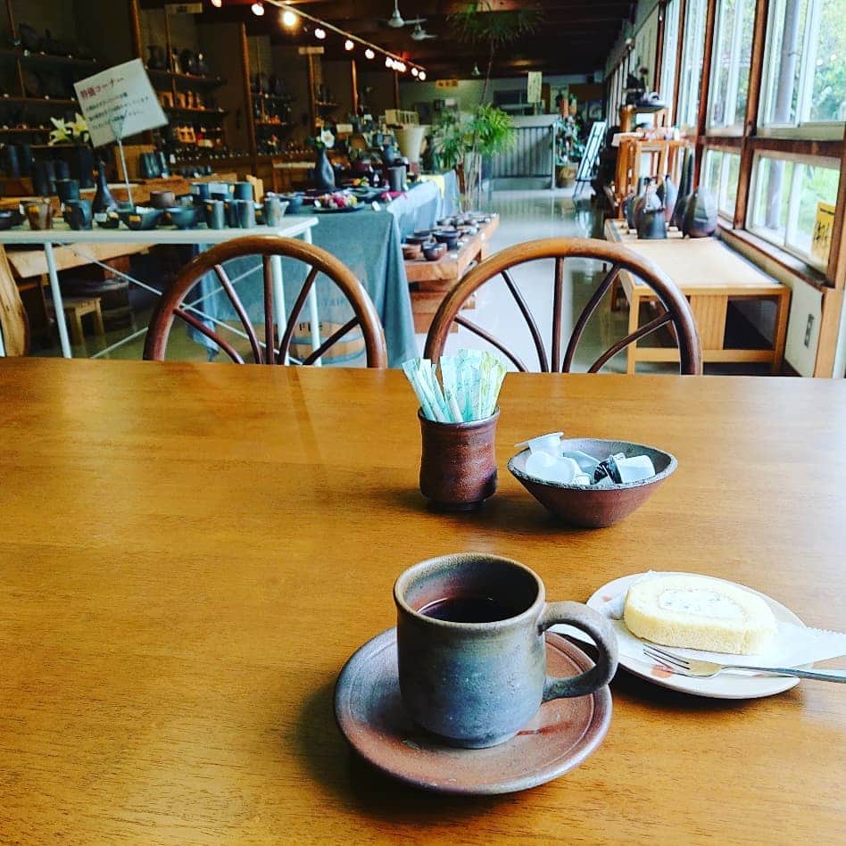 石原祐美子さんのインスタグラム写真 - (石原祐美子Instagram)「こないだ実家に帰ったとき、ふらりと備前市へ🚙 ・ ・ まずは伊部駅すぐの「備前焼ミュージアム」 無形文化財の作家さんの素晴らしい作品が一堂に会してて、備前焼の歴史や、特徴もこちらで知ることができます👀 ・ 美しくて強い備前焼🌟 ・ ・ 江戸時代に造られた日本最古の庶民学校 #閑谷学校 の瓦にも備前焼が使われています。 ・ ・ 「備前の摺り鉢、投げても割れん。 備前の水がめ、水が腐らん。」 ・ 最強やん(゜Д゜)!! ・ ・ そして備前市といえば、オリックスバファローズ、山本由伸投手、そして頓宮裕真選手の出身地。 特に伊部地区はあっち見ても窯元、こっち見てもギャラリー、伊部小学校の裏の神社の狛犬まで備前焼。 ・ この町のどこに、子ども達が野球してても怒られん場所あんの？？ってぐらいほんとに備前焼だらけに思えるんですが、たぶんボール当たったぐらいでは、壊れんぐらい強いから大丈夫なんかな😁 しかも家が隣同士の二人がプロ野球選手、しかも同じ球団やなんて、岡山の奇跡ぢゃーﾟ+.ﾟ(´▽`人)ﾟ+.ﾟ ・ 「山本投手の球、投げても打たれん。 援護がなくても、くさらん。」 「頓宮選手も、備前焼のようなかたくて強い心で、1日も早くケガを治してがんばってほしい(>人<;)」 ・ 喫茶コーナーが併設されてる窯元「山麓窯」で、そんなことを考えながら備前焼のカップでおいしいコーヒーをいただいて☕ ・ 一人でのんびり時間を過ごすつもりが、 この後、地元のおばちゃん二人がやってきて、１時間以上、世間話を聞くことになるとは😂 旅の醍醐味ですな😁 ・ ・ 備前市、電車でも車でも関西から充分日帰りできる距離ですし、おいしいものもいっぱいあるよ😋 ・ ・ ・ あぁ、、、私も、腐らんと応援しますから、、、バファローズ、9月、、、はよ勝ってください( ˙ཫ˙ ) ・ ・ #岡山県 #岡山県備前市 #備前市 #okayama #bizen #伊部駅 #備前焼ミュージアム #備前焼 #閑谷学校 #特別史跡旧閑谷学校 #窯元 #山麓窯 #オリーブロールケーキセット #岡山観光 #備前観光 ・ #がんばれがんばれバファローズ！！ ・ #オリックスバファローズ #山本由伸 投手  #頓宮裕真 選手」9月9日 22時39分 - chiki2johnny14