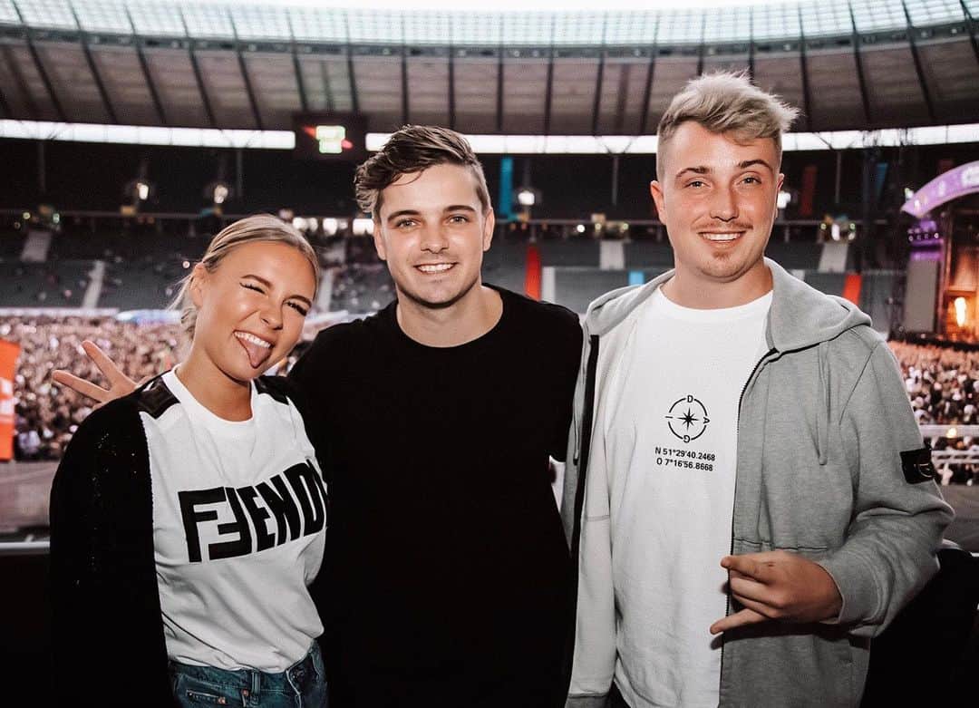 Dagi Beeさんのインスタグラム写真 - (Dagi BeeInstagram)「Oh look, who I met - the one & only @martingarrix .. oooh and my husband @eugenkazakov 😂🎉✨ ( Thank you @sonymusicde for this special opportunity 🙏🏼 )」9月9日 22時41分 - dagibee
