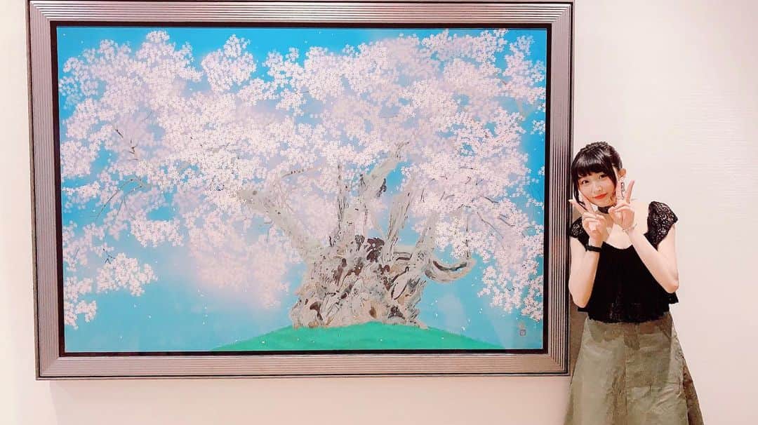 都乃さんのインスタグラム写真 - (都乃Instagram)「とある会社様のパーティーで歌ってきたんだ😆🎤 写真は、会場にあった 桜の木の絵。  すごく好きな感じの絵で、一緒に撮ってもらった🌸えへへ  そして、明日10日は 久々に17LIVE配信22:00~するよ🙌  お知らせもあるから、ぜひぜひ見てね🥳🎉 https://17.media/share/profile/1049062f-fa4c-4a4b-66ab-72c87f4dc8cd?lang=ja」9月9日 22時53分 - tonomotono