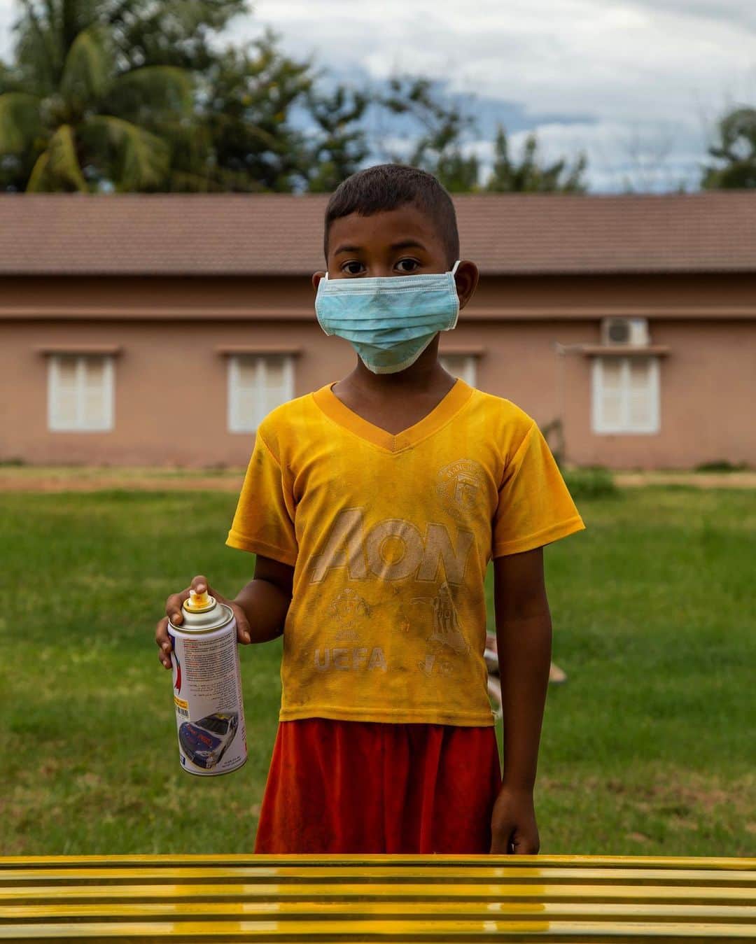 Shunsuke Miyatakeのインスタグラム：「A kid coming to support us paint a bench for the patients in a Japanese hospital at Oudong, Cambodia. He is a son of a security who is in chrage of night shift at the hospital. He could speak a little English, had a very calm personality, and above all, he was so curious about everything happening in the hospital. I hope he would get inspired by the people who are working in the hospital and his curiosity would lead him to the good opportunity. #hellofrom Cambodia.」