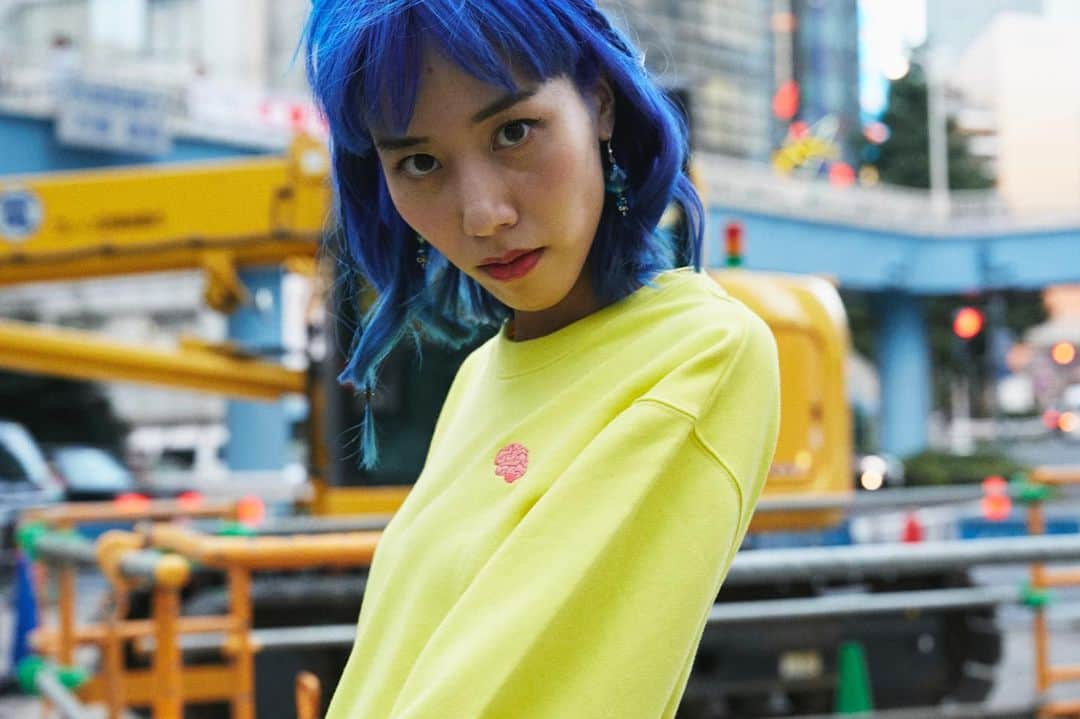 草野絵美のインスタグラム：「Fake Memory Sweat by Satellite Young🧠 JPY6800 will be available @whitegallery.jp at @laforet_h Harajuku Sep 10th-19th✨ #SatelliteYoung 🛰 . ラフォーレ原宿のwhite gallery にて、私がデザインした、Satellite Young スペシャルグッズが本邦初販売です！清水文太プロデュースのポップアップショップの BUNTA DISCO、#スチャダラパー さんと #ファンタジスタさくらだ さんの @s.f_for_you と一緒💟 グッズ着用スチールは今日から少しずつ公開していきます〜〜 @stores.jp にものせるね💗 . #synthwave photo by @tomofumiusa」