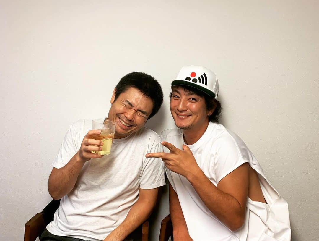 上地雄輔さんのインスタグラム写真 - (上地雄輔Instagram)「おにーの豪邸😁 #品川ヒロシ#監督#プール付き#マイホーム#🏡#映画#漫才ギャング#俳優#お笑い#movie#ヘキサゴン 昔から変わらずいつも笑い合って元気んなって落ち着く😌」9月9日 22時56分 - usk_kmj