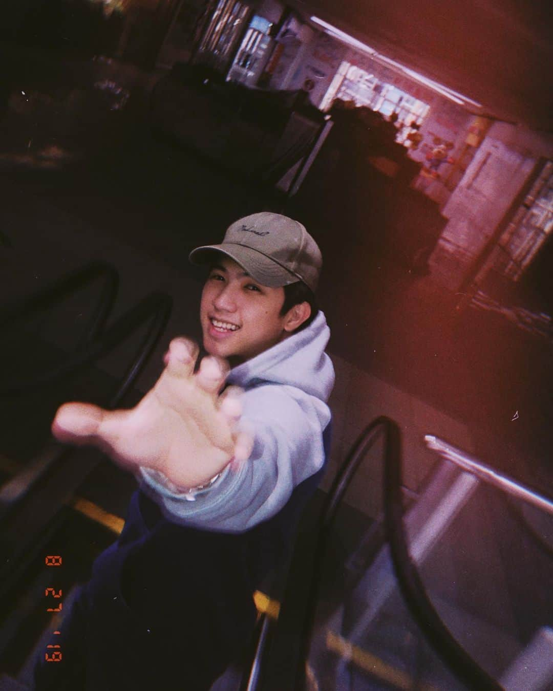 Ranz Kyleさんのインスタグラム写真 - (Ranz KyleInstagram)「Girlfriend snaps a photo of me out of nowhere 🤷🏻‍♂️ plot twist i don’t have a girlfriend haha 😂」9月9日 22時59分 - ranzkyle