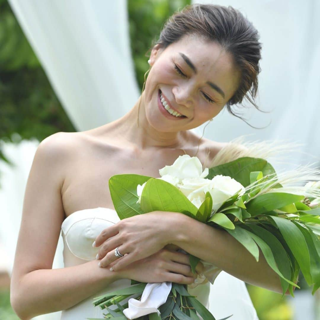 大日方久美子さんのインスタグラム写真 - (大日方久美子Instagram)「・ 結婚式を挙げて今日で1カ月。 ・ 思い返して思うのは、結婚式の全てを信じられるプロにお任せして良かった。ってこと😊 ・ リクエストしたのは皆んなが楽しめる自由な式にしたいということだけ。  その一言でプロ達が結婚式を創ってくれました。 ・ プロデュースは @yukowedding  会場設置とお花は @flowernoritake  ヘアメイクは @_yukariyamamoto_  オーダードレスは @__keisuzuki__  そして写真は全て @01homeless のセンスにお任せ😊 ・ お任せしたから全てがサプライズみたいで本当に本当に楽しくて嬉しかった😊 ・ ・ #みんなが自由で #みんなが楽しそうで #最高な時間だった #プロフェッショナルのお陰 #プロフェッショナルも一緒楽しんでくれてありがとう #kumibaliwedding」9月9日 23時00分 - kumi511976